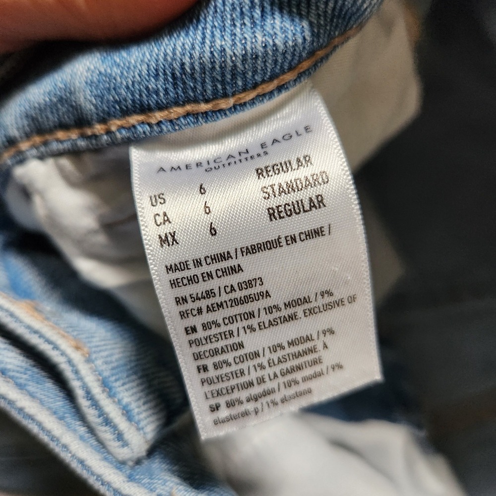 American Eagle Mom Straight Jean Light Wash Distressed Ripped Size 6 Regular - Picture 4 of 9